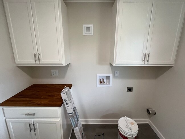Building Photo - Newly Renovated 3 bedroom, 2 bath home in ...