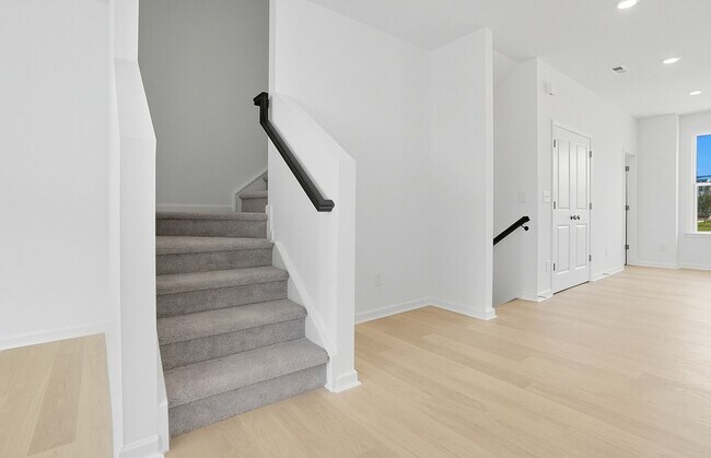 Building Photo - Brand-new three-story townhome in the Univ...