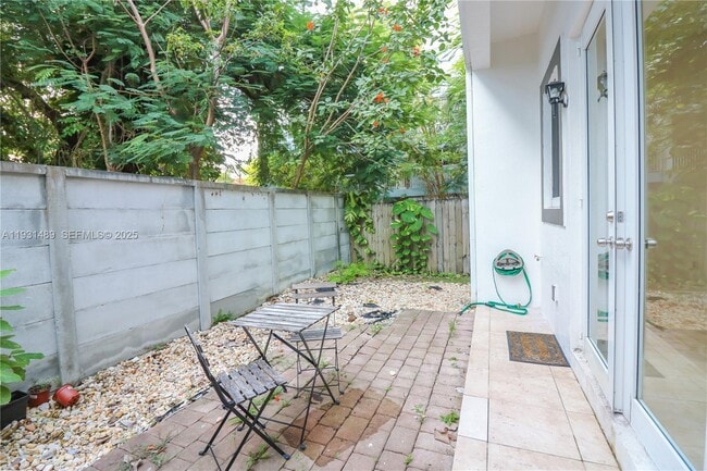 Building Photo - 2947 Coconut Ave