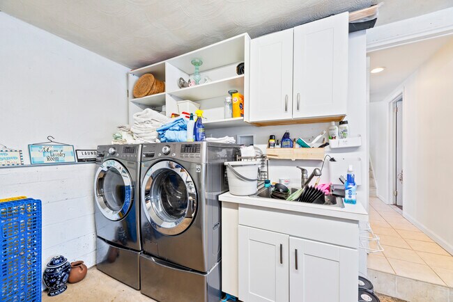 Building Photo - 446 Roedel Plz