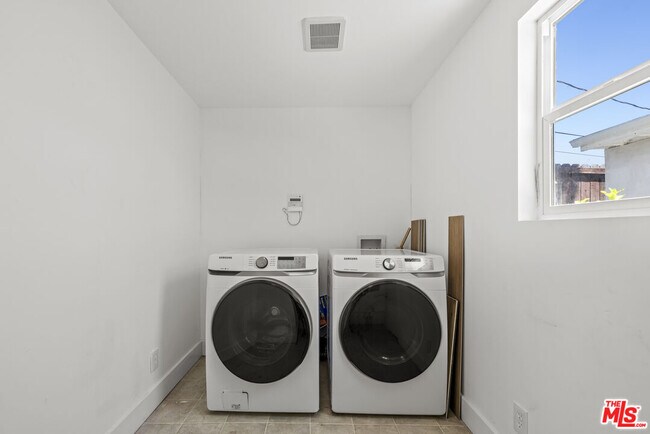 Building Photo - 11151 Hortense St