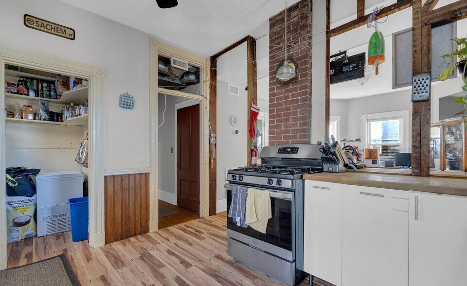 Building Photo - 5 Sachem St