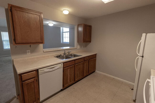 Building Photo - 5569 Pinehurst Ln