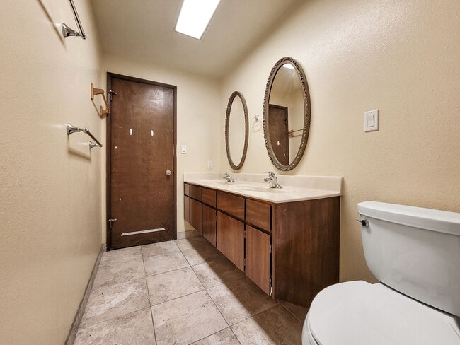 Building Photo - Charming Rambler with Abundant Natural Lig...