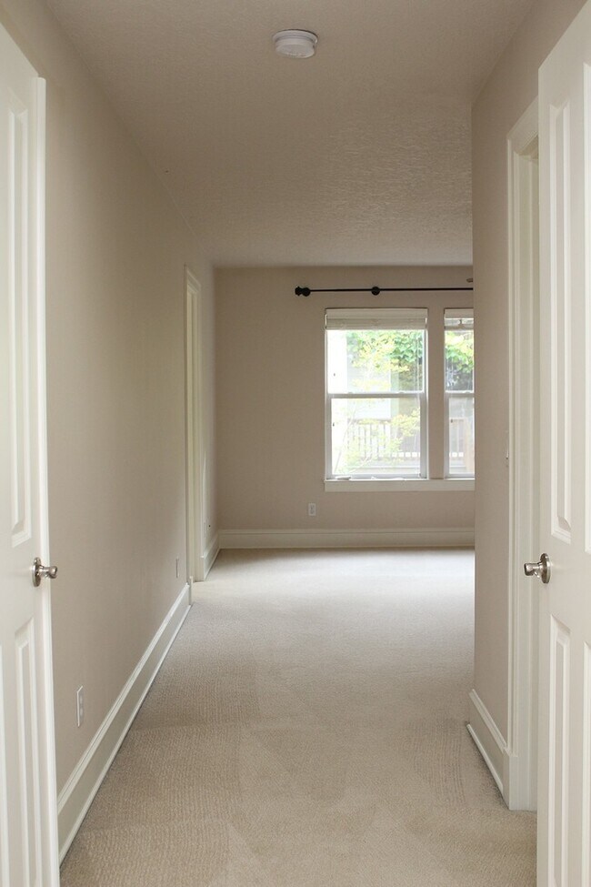 Building Photo - Spacious 4 BDR Legend & Renaissance Constr...