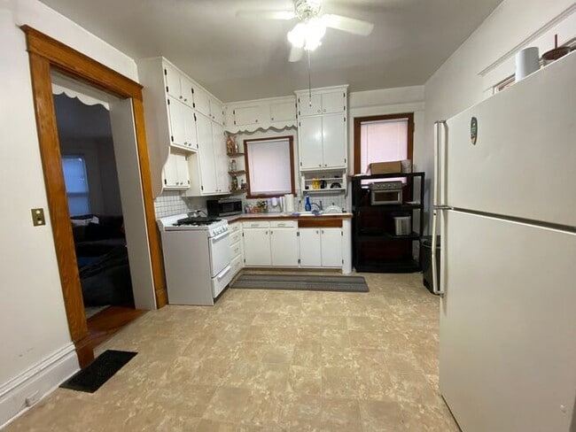 Building Photo - $6,000 | 8 Bedroom, 4 Bathroom Multi Floor...