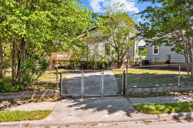 Building Photo - Beautiful 2 bedroom, 1 bath home near Downtown Durham, High-end Finishes and fenced-in backyard!