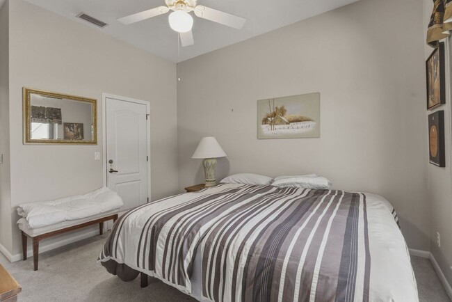 Building Photo - Must See Immaculate 3/2 Rainbow Springs with Lanai