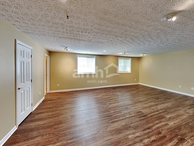 Building Photo - 422 Sunridge Dr