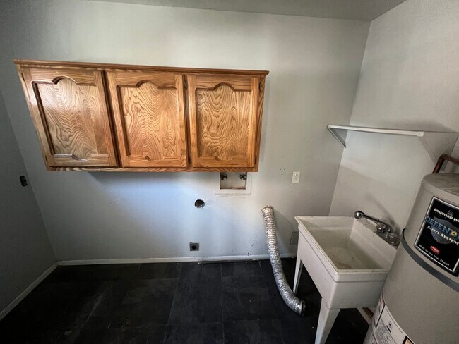 Building Photo - NE 3/BD 2/BA 2/CG