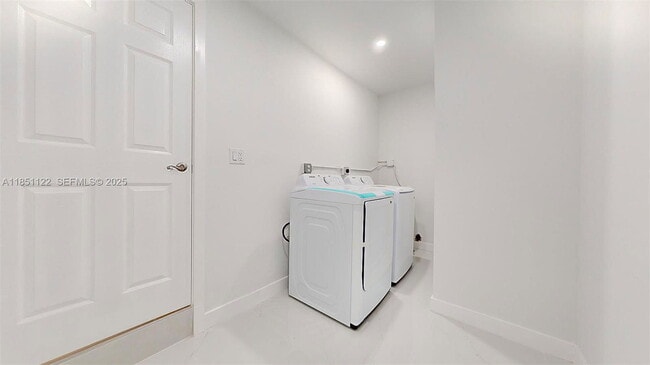 Building Photo - 917 SW 135th Ct