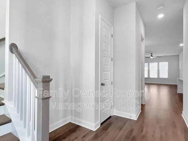 Building Photo - 420 W Respite Ln