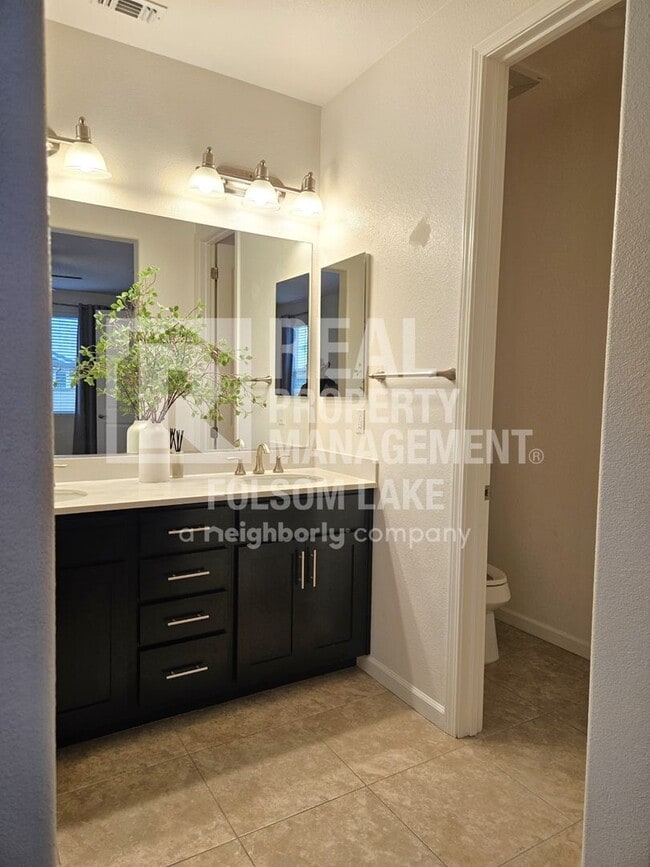 Building Photo - Spacious 3 bedroom 2.5 bath in the Westsho...