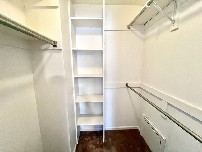Building Photo - Gorgeous end unit condo