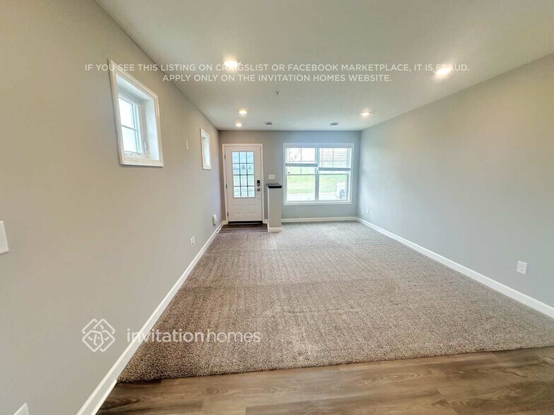 Building Photo - 10934 Glacier Ln N