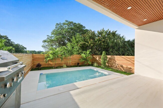 Building Photo - 1337 NE 13th Ave