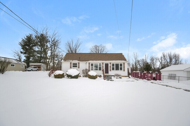 Building Photo - Inviting 3-Bedroom Bedford Home with Spacious Interiors
