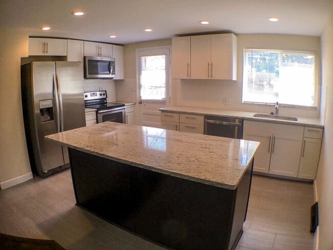 Building Photo - BEAUTIFUL 2 Bedrooms + 1 FULL Bath with Re...
