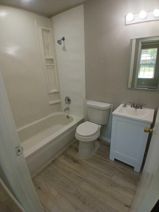 Building Photo - 221 Park Ln
