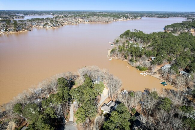 Building Photo - Lakefront Oconee Home