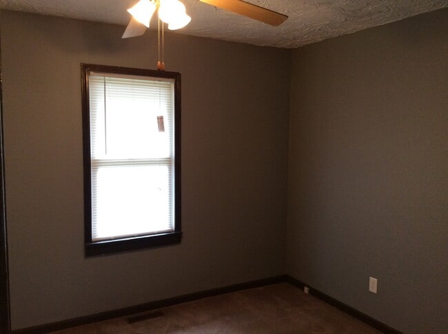 Building Photo - Southeast Side - 2 Bedroom home