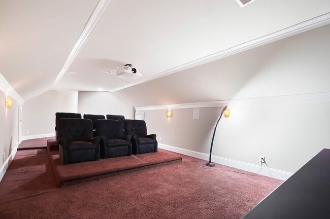 Building Photo - Luxury 5 Bedroom Retreat with Pool in Wedd...