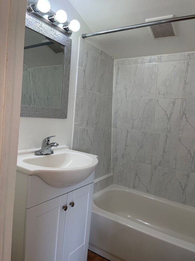 Building Photo - 10625
