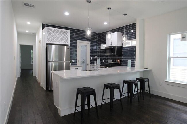 Building Photo - 705 Harris Ave