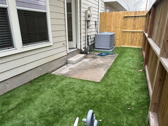 Building Photo - 1247 W 17th St