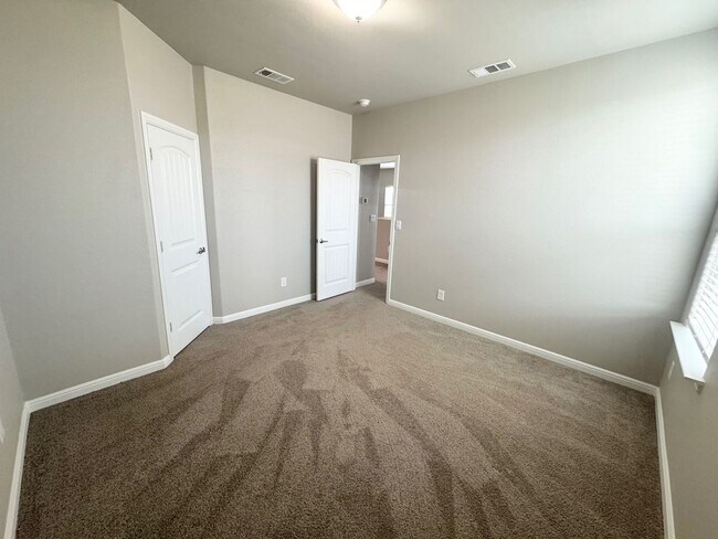 Building Photo - 4 Bed 3.5 Bath Ready To Rent ASAP!