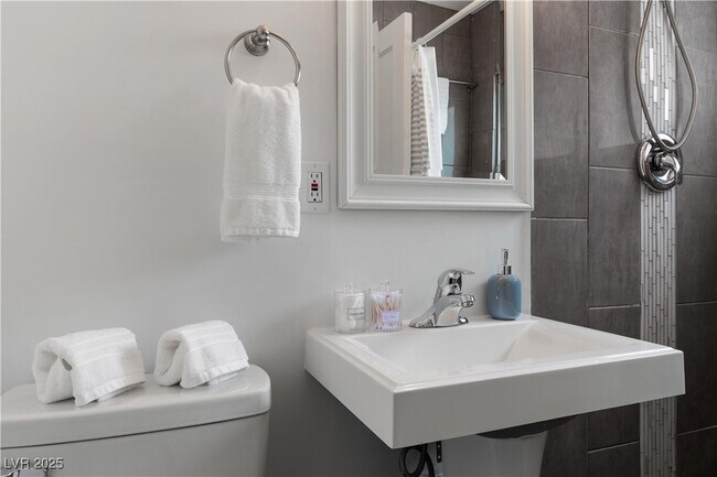 Building Photo - 1013 Francis Ave