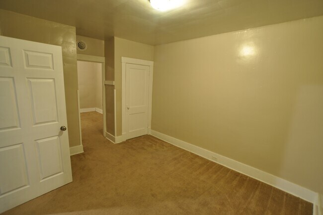 Building Photo - Updated Apartment in the Heart of Beaver F...