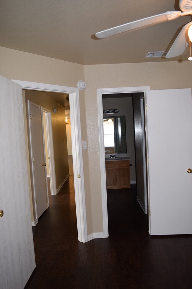 Building Photo - 933 Ramblewood St