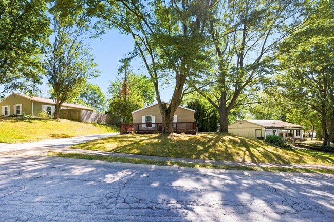 Building Photo - 455 Lakeview Dr