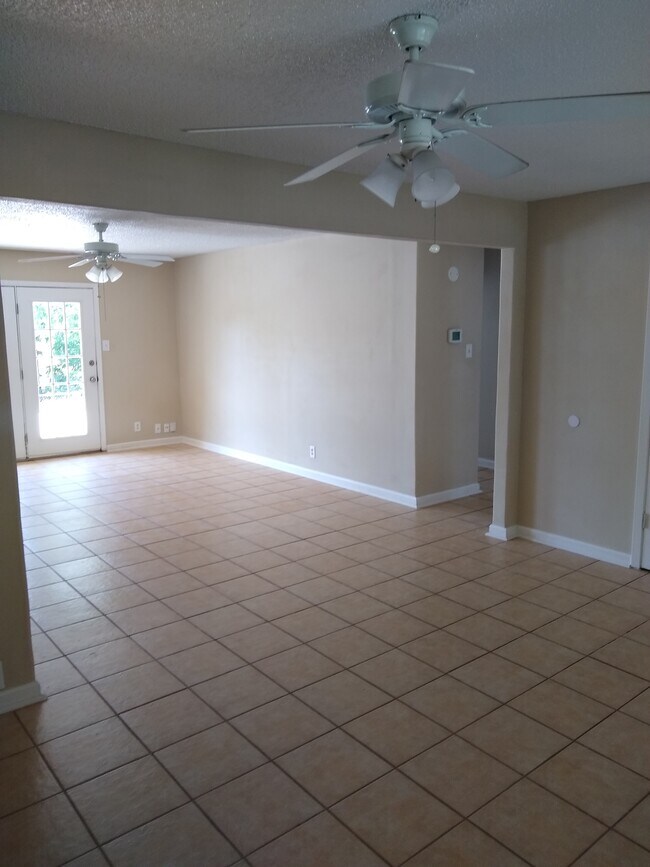 Building Photo - 511 Solar Dr