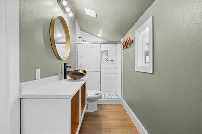 Building Photo - 823 Hickory St