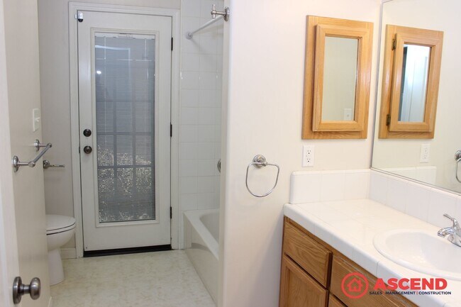 Building Photo - Spacious 4 Bed / 2 Bath Home with Pool & Fireplace in Northwest Bakersfield (93312)