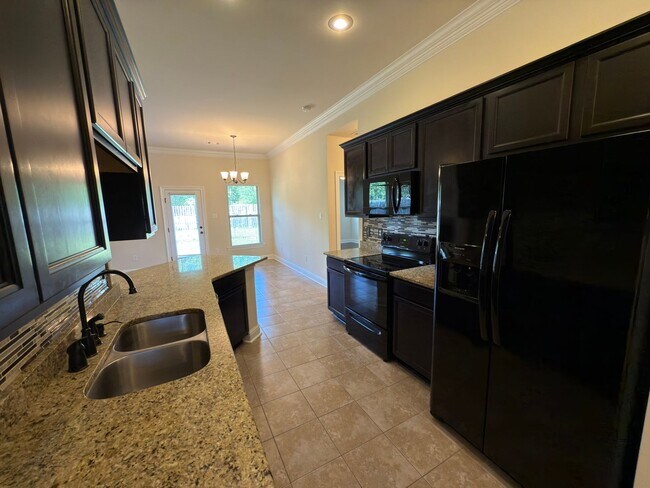 Building Photo - 3-Bedroom Home with Central AC, Gas Fireplace & Spacious Backyard