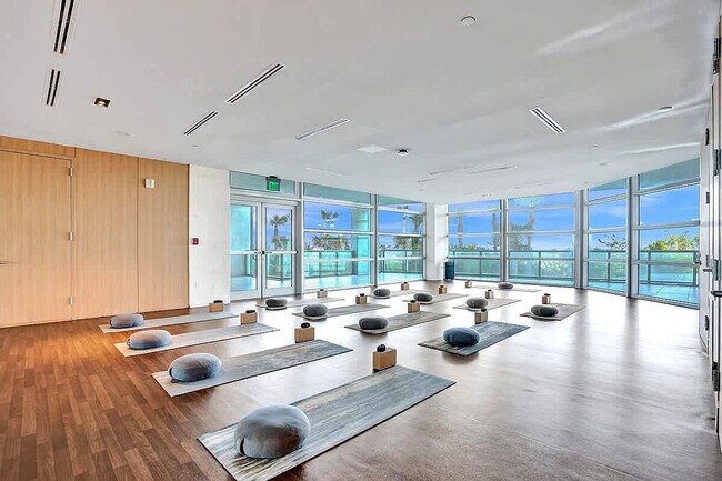 Building Photo - 3100 N Ocean Dr