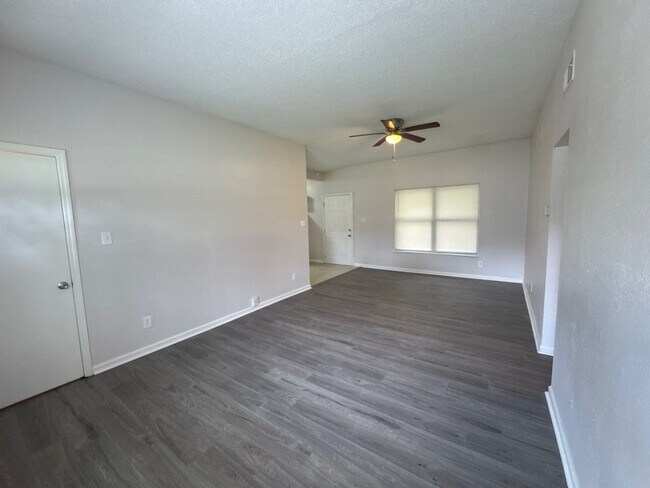 Building Photo - 1204 Carthage Dr