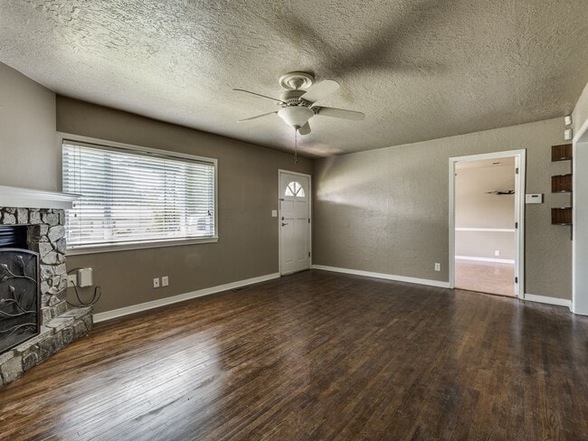 Building Photo - Great home, 4 bedrooms or 3+study, 1.5 bat...