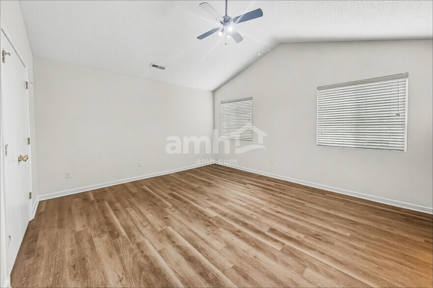 Building Photo - 5701 Hidden Lake Dr