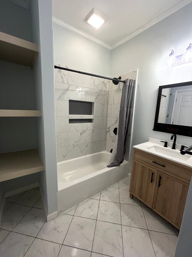 Building Photo - 21 W 6th St