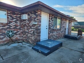 Building Photo - Cute 2 Bedroom 1 Bathroom Near Northtown Mall