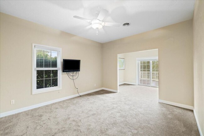 Building Photo - Bright and Spacious Home on Cascades Rd