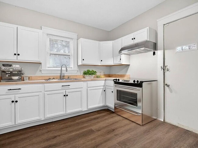 Building Photo - 10100 Yale Ave