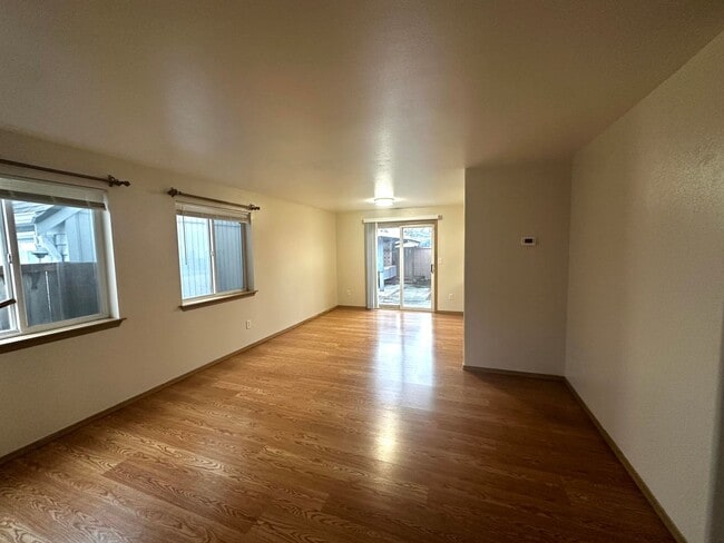 Building Photo - Charming Three Bedroom Near Pacific Ave!