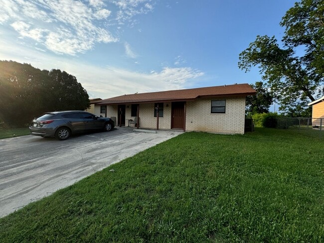 Building Photo - 1115 White Ave