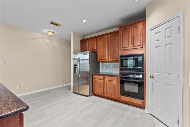 Building Photo - 2758 Laguna Pointe Dr