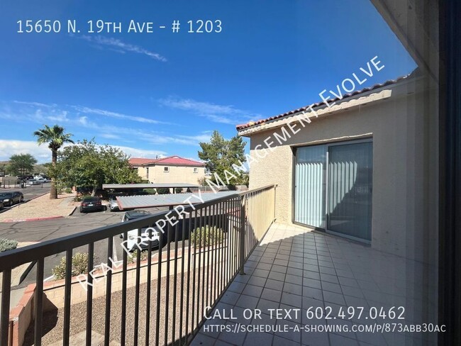 Building Photo - Phoenix Townhome is Move-in Ready! MOVE-IN...